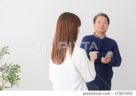 父母和孩子的父親和女兒 37807805