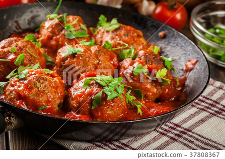 Pork meatballs with spicy tomato sauce 37808367