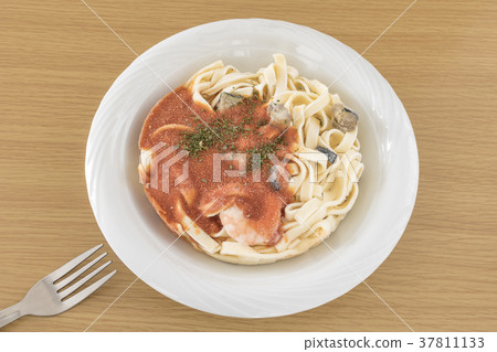 Frozen spaghetti bolognese 37811133