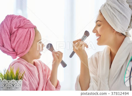 Mother and daughter are doing make up 37812494