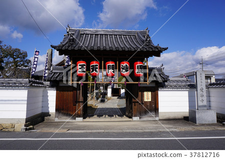 "Aizenji", which faces the old Izumo highway that runs east and west through Nishiji town in the castle town of Tsuyama "Aizenji", which faces the old Izumo highway that runs east and west through Nishiji town in the castle town of Tsuyama 37812716