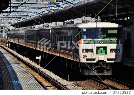 185 series Limited Express Kusatsu leaving Akabane Station 37813527