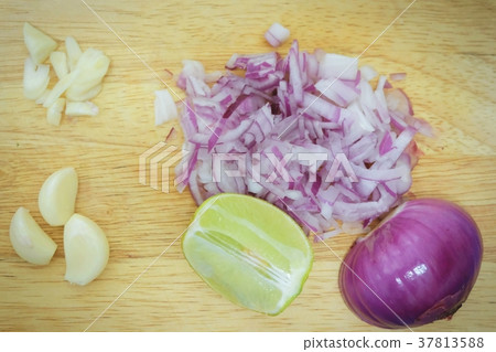 Fresh Chopped Red Onions and Cross Section Lime 37813588