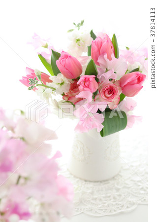 Arrangement of tulips 37814113