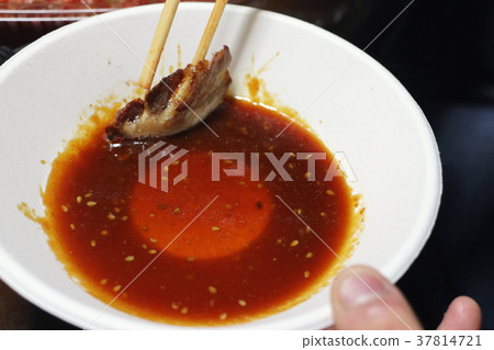 將烤肉加入醬汁中 將烤肉加入醬汁中 37814721