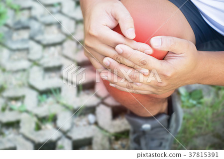 Male knee injury and pain. 37815391