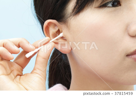 A young woman cleaning her ears 37815459