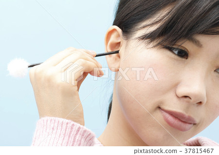 清洗她的耳朵的一個少婦 37815467