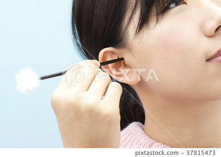 清洗她的耳朵的一個少婦 37815473