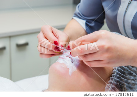 Application anesthetic cream before contour plasti 37815611