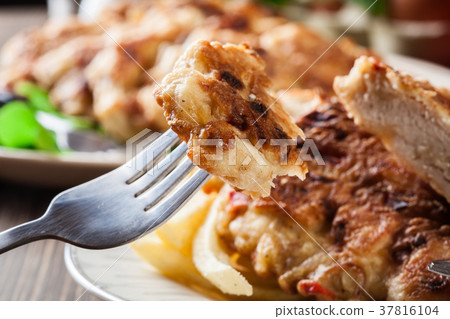 Chicken medallions with red peppers 37816104