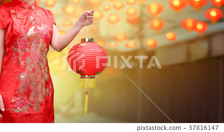woman holding chinese new year lanterns,china town 37816147