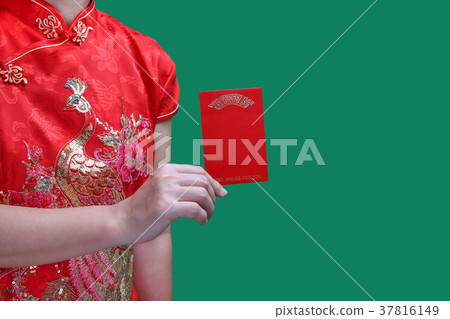 chinese woman holding new year red envelope 37816149