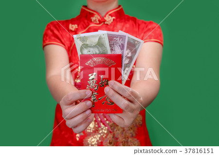 woman holding new year red envelope or hong bao 37816151