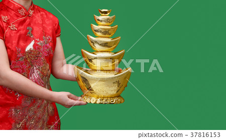 Chinese new year gold ingot (qian) on green screen 37816153