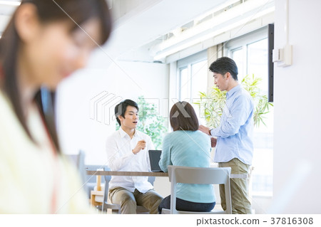 公司員工參加會議男性員工女性員工辦公室休閒服個性化員工企業形象 37816308