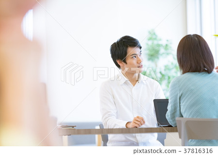 公司員工參加會議男性員工女性員工辦公室休閒服個性化員工企業形象 公司員工參加會議男性員工女性員工辦公室休閒服個性化員工企業形象 37816316