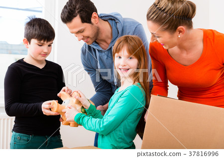 Family moving into new home 37816996