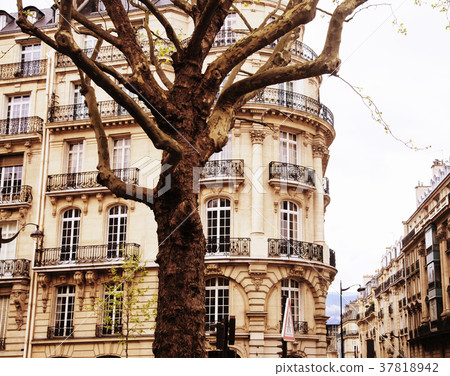 houses on french streets of Paris. citylife 37818942
