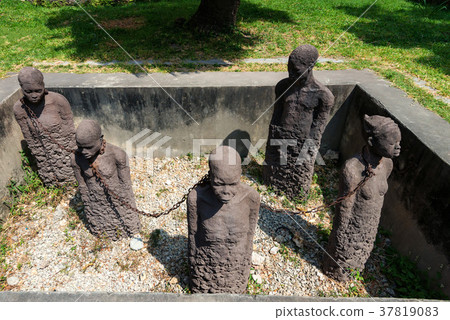 Monument of slaves dedicated to victims of slavery 37819083
