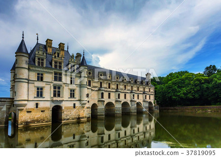 View of Chateau de Chenonceau and river 37819095