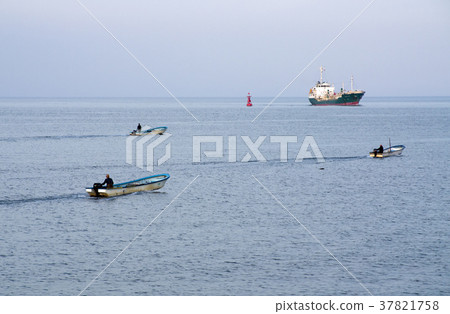 Small boat rushing to the fishing ground Small boat rushing to the fishing ground 37821758