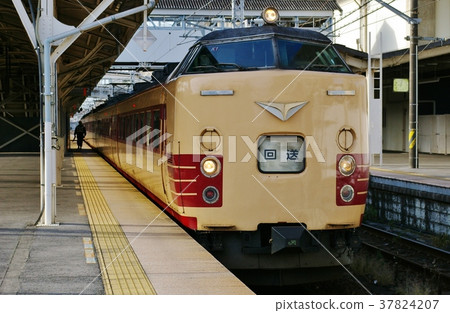 Series 485 transport trains stopping at Kuroiso Station Series 485 transport trains stopping at Kuroiso Station 37824207