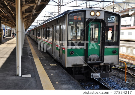 Northeast Main Line Series 701 ordinary trains stopping at Kuroiso Station 37824217