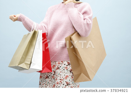 一個女人帶著購物袋 37834921