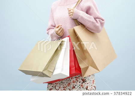 一個女人帶著購物袋 37834922