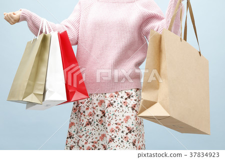 一個女人帶著購物袋 37834923