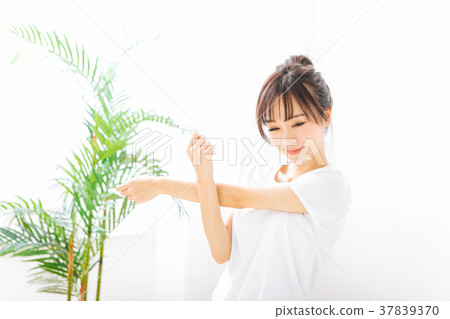 年輕女子清爽的早晨 37839370