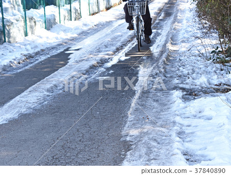 騎自行車凍結的道路 騎自行車凍結的道路 37840890