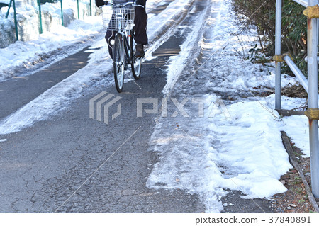 Bike the frozen road 37840891