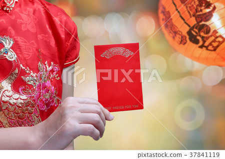 woman holding new year red envelope or hong bao  37841119