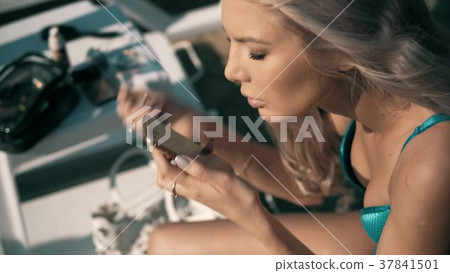 Close-up of a beautiful woman doing makeup 37841501