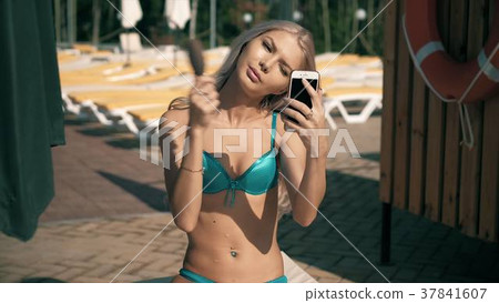 Close-up of a beautiful woman doing makeup 37841607