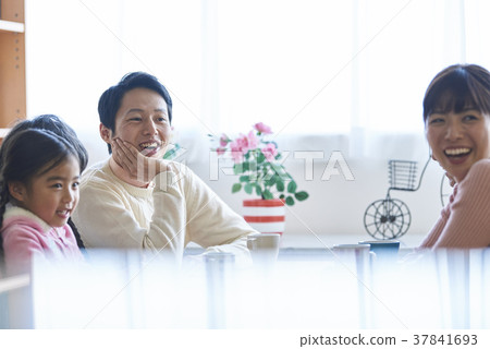 家庭成員 37841693