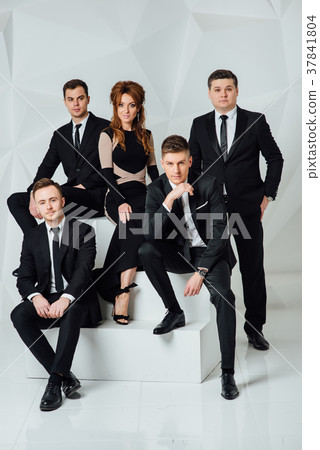 Mixed group of business men and women 37841804