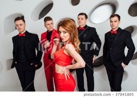 Mixed group of business men and women 37841805