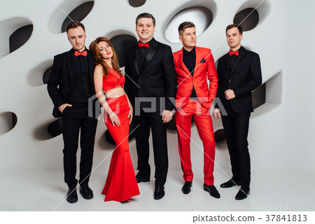 Mixed group of business men and women 37841813