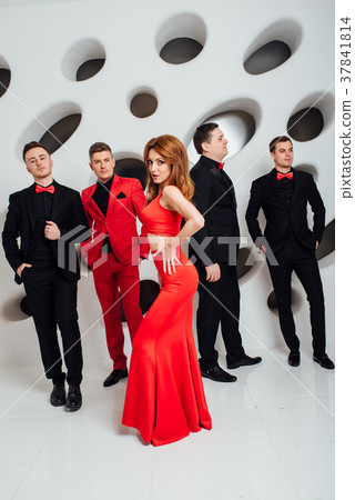 Mixed group of business men and women 37841814