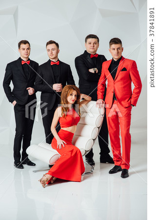 Mixed group of business men and women 37841891