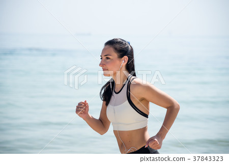 Fitness Girl running on the beach 37843323