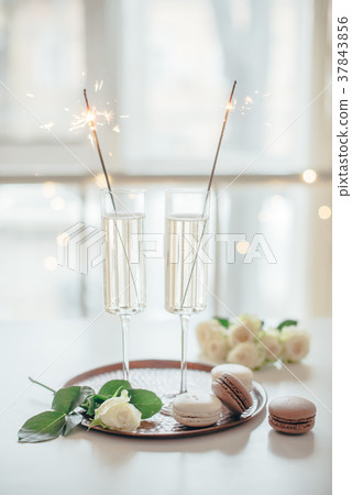 Luxurious champagne wedding party with white roses Luxurious champagne wedding party with white roses 37843856