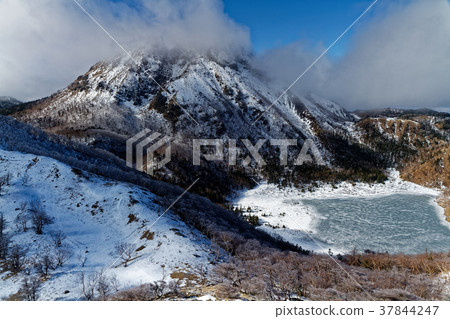 Nikko Shirane and Ishikinuma in winter seen from Mae Shirane 37844247