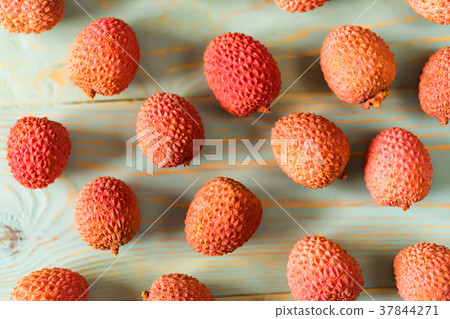 Top view lychee fruit on wooden background 37844271