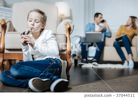 Little girl smoking while parents working 37844511