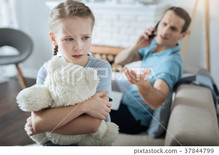 圖庫照片: unhappy little girl crying and holding her toy