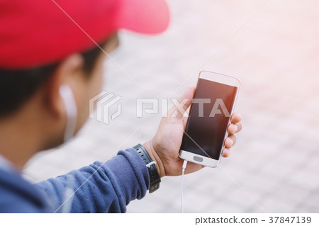 Asian man jogger listening music  37847139